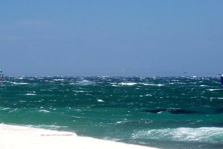 Tydens die onlangse “moeilike” weersomstandighede, het vissersbote weer getoon dat hulle saamstaan in noodgevalle. Die Borderer van die Knobles van Struisbaai se bootenjin het op Donderdag, 15 Januarie 2015 probleme ontwikkel pas nadat Gansbaai hawe verlaat is. Hulle moes inderhaas anker afgooi om te verhoed dat die boot op die rotse beland met die sterk wind wat gewaai het. Vleigans van Louis Groenewald het die gevaar gesien en die Borderer tot hulp gekom en na veiligheid in die hawe gesleep. Dankie aan Boetie Ramsauer en Johan van Dyk wat Gansbaai Courant gekontak het. 